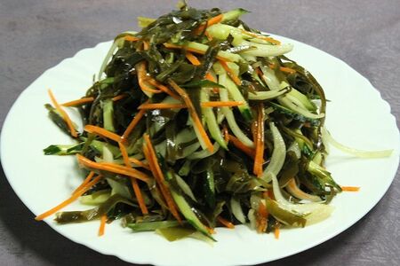 Салат из капусты, кальмара и говядины