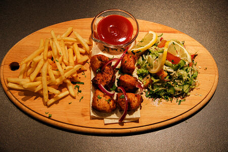 Шиш-таук с салатом и картофелем фри