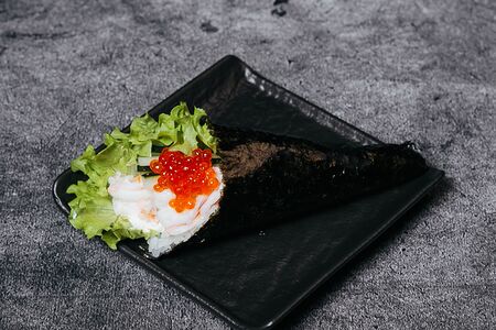 Хенд-ролл с креветкой и красной икрой