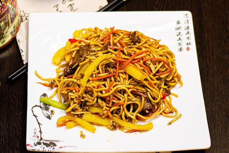 Жареная лапша с говядиной