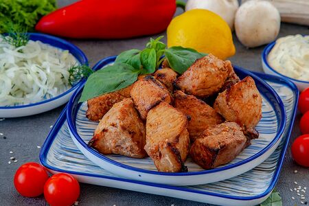 Шашлык из cвинoй шеи на мангале