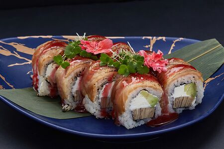 Ролл № 29 с опаленным морским окунем, сливочным сыром, авокадо, томаго и клубничным соусом