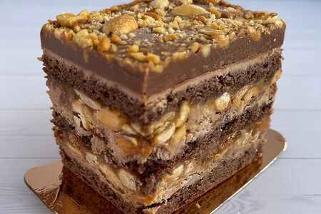 Пирожное Сникерс с солёной карамелью