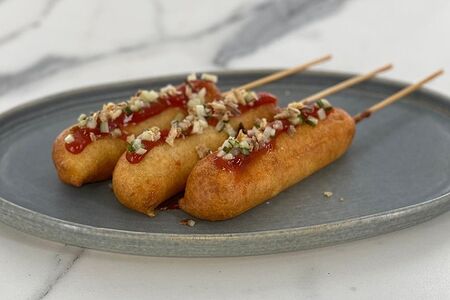 Корндоги с кетчупом и луком фри