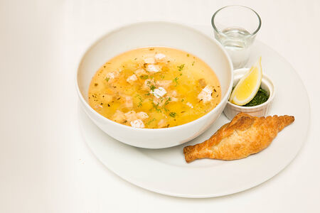 Уха из семги с рыбным расстегаем