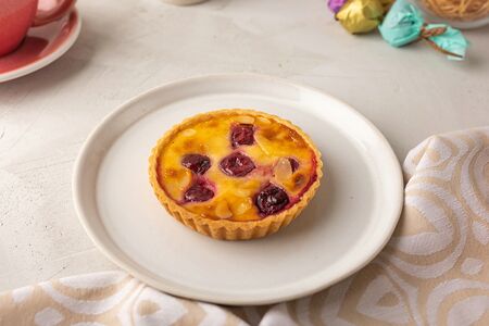 Тарт с вишней и миндалем