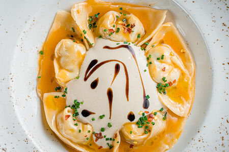 Вонтоны с гребешком, грибным кремом и маслом кимчи