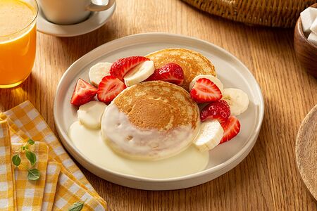 Оладьи с клубникой, бананом и сгущенным молоком