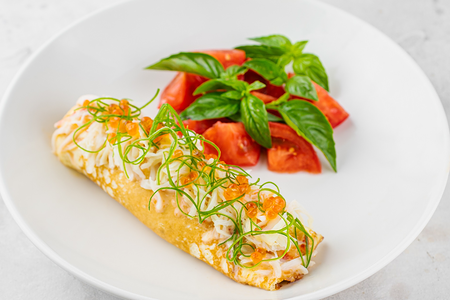 Омлет с камчатским крабом, красной икрой и сладкими томатами