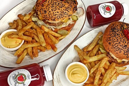 Бургер Монтана, картофель фри, сырный соус