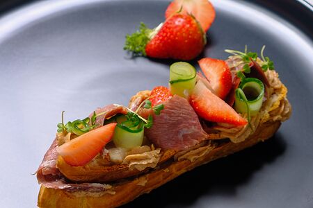 Эклер с паштетом и вяленой уткой