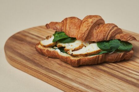 Круассан с цыпленком, шпинатом и соусом цезарь