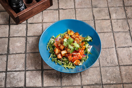 Салат с хрустящими баклажанами и помидорами