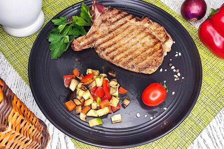 Котлета свиная на косточке с овощным рататуем