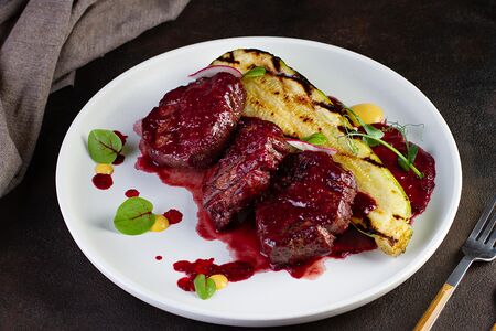 Говяжья вырезка в вишневом соусе