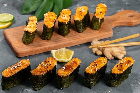 Суши с салатной креветкой