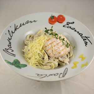 Паста с куриной грудкой и грибами в сливочном соусе