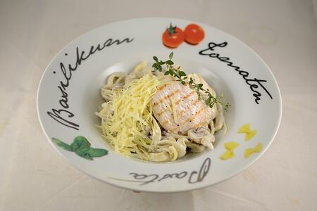 Паста с куриной грудкой и грибами в сливочном соусе