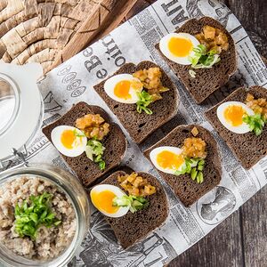 Форшмак из сельди с ржаными тостами