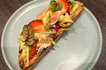 Брускетта с крабом и авокадо