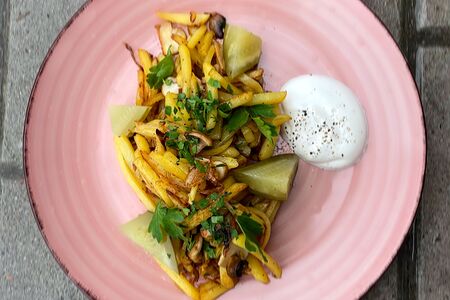 Жареная картошечка с луком и шампиньонами