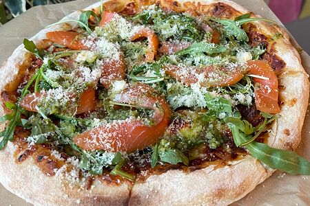 Пицца с лососем, пармезаном и фисташковым песто