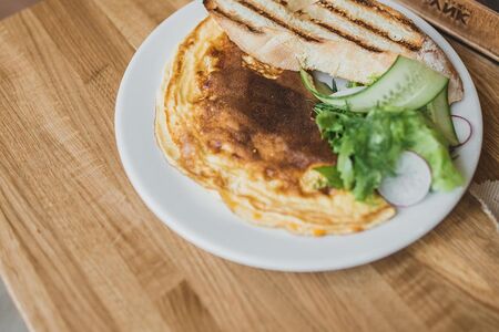 Омлет с лососем