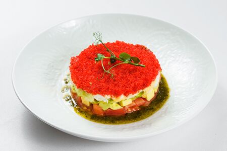 Салат с камчатским крабом, икрой тобико и томатами