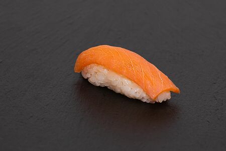 Суши с копченым лососем