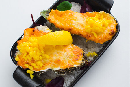 Запеченнаые устрицы в соусе манговый майо