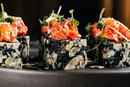 Черный ролл с тартаром из тунца