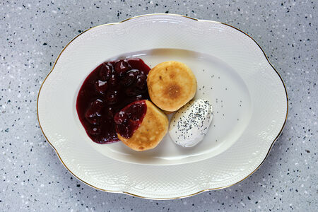 Сырники с маком и вишневым вареньем