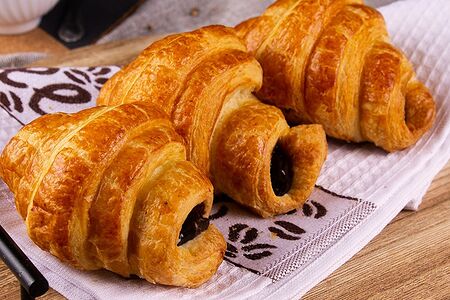 Круассан с шоколадной начинкой