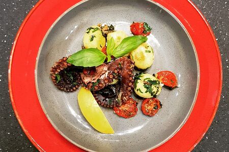 Осьминог с печеным картофелем