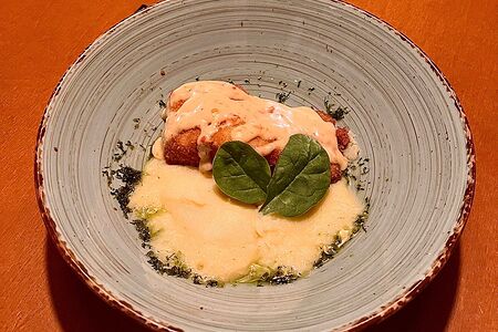 Филе судака в хрустящей панировке со сливочно-цитрусовым соусом и картофельным пюре