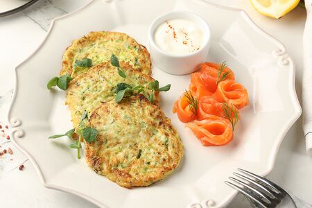 Оладьи из кабачков со слабосоленым лососем и сметаной