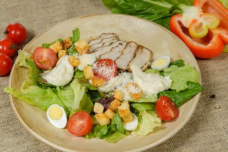 Салат Цезарь с курицей