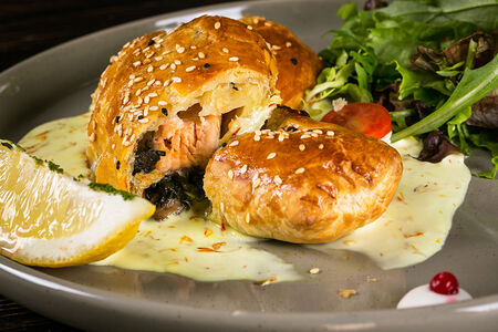 Пирог бон-тон с сёмгой в дуэте с грибным и шпинатным соте