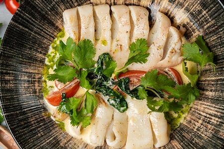 Кальмар со сливочным шпинатом