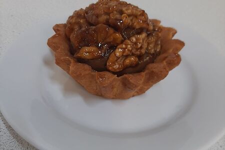 Корзинка с грецким орехом