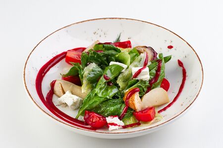 Зеленый салат с белыми грибами и сыром