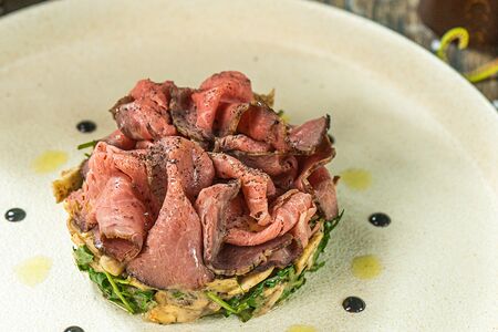 Салат с телятиной, свежими шампиньонами и трюфельным соусом