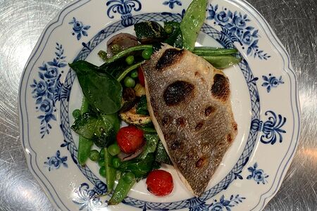 Дорадо из печи с цукини и зеленым горошком