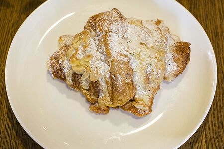 Миндальный круассан