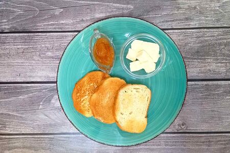 Тост с яблочным джемом