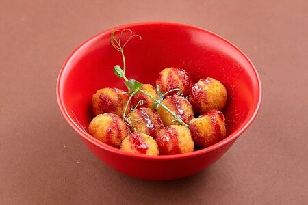 Жареная моцарелла с ягодным соусом