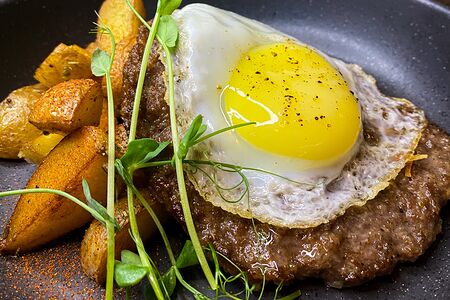 Бифштекс с печеным картофелем