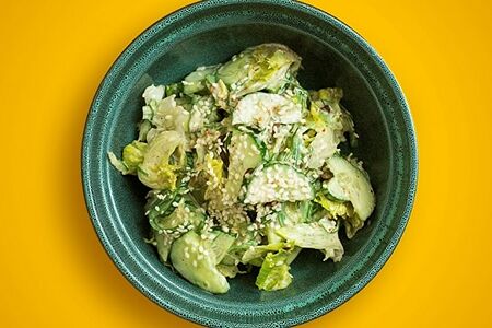 Салат с чукой и огурцом