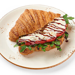 Круассан с томатами и страчателлой