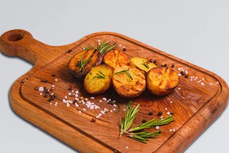 Картофель, печенный на углях